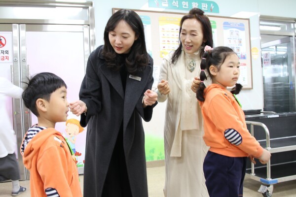 박희숙 전남대학교병원어린이집 원장과 나선영 광주교육대학교 부설초등학교 1학년2반 교사는 전남대학교병원어린이집 원아들에게 급식실 이용 방법에 대해 설명해주고 있다.