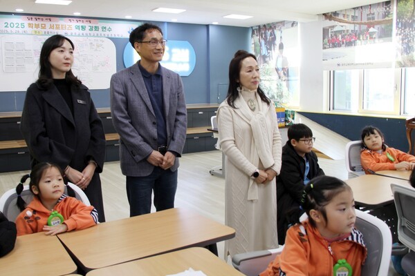 박희숙 전남대학교병원어린이집 원장, 정종문 광주교육대학교광주부설초등학교 교장, 나선영 광주교육대학교 부설초등학교 1학년2반 교사는 이음교육 활동 내용을 꼼꼼히 청취하고 있다.