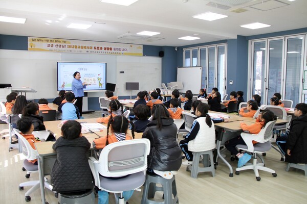 이경아 전남대학교병원어린이집 교사는 광주교대광주부설초등학교 1학년 2반 학생들과 전남대학교병원어린이집 원아들에게 ‘함께 연을 만들어 날려요’라는 주제로 이음교육 활동을 진행했다.