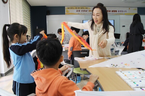 박희숙 전남대학교병원어린이집 원장은 연 만들기 활동 중인 광주교육대학교 부설초등학교 1학년 2반 학생들과 전남대학교병원어린이집 원아들의 교육 활동을 자연스럽게 지원하고 있다.