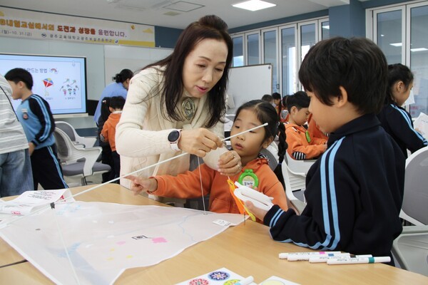 박희숙 전남대학교병원어린이집 원장은 연 만들기 활동 중인 광주교육대학교 부설초등학교 1학년 2반 학생들과 전남대학교병원어린이집 원아들의 교육 활동을 자연스럽게 지원하고 있다.