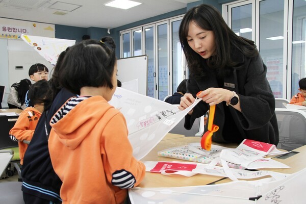 나선영 광주교육대학교 부설초등학교 1학년2반 교사는 연 만들기 활동 중인 광주교육대학교 부설초등학교 1학년 2반 학생들과 전남대학교병원어린이집 원아들의 교육 활동을 자연스럽게 지원하고 있다.