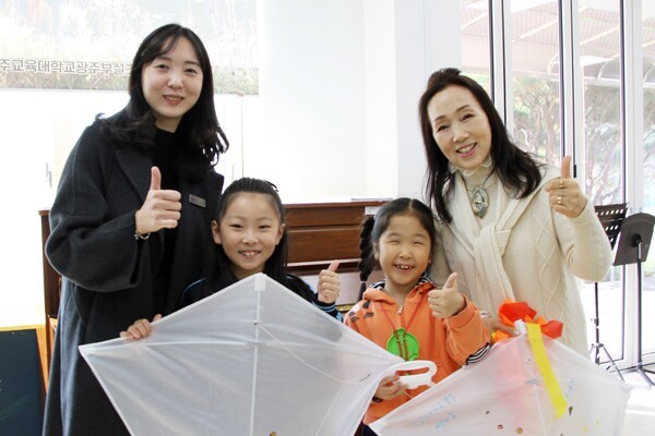 (오른쪽부터) 박희숙 전남대학교병원어린이집 원장과 원아, 나선영 광주교육대학교 부설초등학교 1학년2반 교사와 학생은 이음교육에 참여해 "함께 도와주며 함께 마음을 나눔으로 즐거운 학교 생활이 될 수 있을 것 같다."라고 말했다.