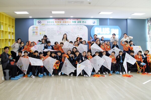 박희숙 전남대학교병원어린이집 원장, 오주봉 광주광역시교육청 유초등교육과장,송미란 광주시교육청장학사, 나선영 광주교육대학교 부설초등학교 1학년2반 교사, 원아와 학생들은 이음교육 활동인 '연 만들기'를 마친 후 기념촬영을 하고 있다.