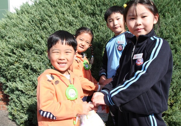 송채은 전남대학교병원어린이집 원아, 고유담 전남대학교병원어린이집원아는 광주교육대학교 부설초등학교 1학년2반 형님들에게 편지와 선물을 전달하고 있다.