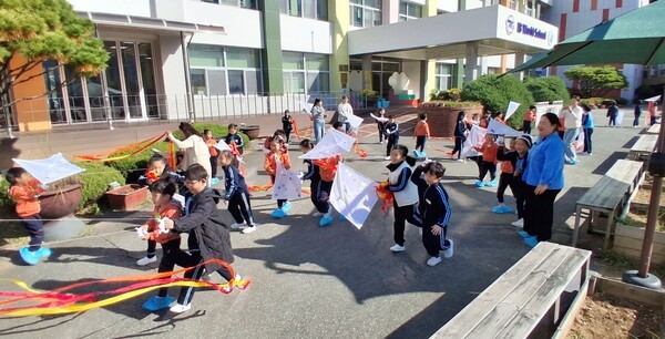 광주교육대학교 부설초등학교 1학년2반 학생들과 전남대학교병원 어린이집 원아들이 함께 정성껏 만든 연을 날리며 즐거운 시간을 보내고 있다.