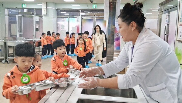 전남대학교병원어린이집 원아들은 초등학교 급식실을 탐방하며 식사 예절과 이용 방법을 배우고 있다.