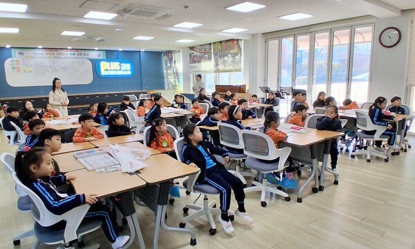 광주교육대학교 부설초등학교 1학년2반 학생과 전남대학교병원어린이집 원아들은 ‘함께 연을 만들어 날려요’라는 주제로 이음교육 활동 내용을 꼼꼼히 청취하고 있다.