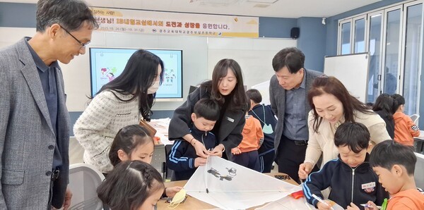 박희숙 전남대학교병원어린이집 원장, 오주봉 광주광역시교육청 유초등교육과장, 정종문 광주교육대학교 광주부설초등학교 교장, 송미란 광주시교육청 장학사, 나선영 광주교육대학교 부설초등학교 1학년 2반 교사는 '이음교육의 날' 연 만들기 활동 중인 원아와 학생들의 교육 과정을 꼼꼼히 살펴보며 지원하고 있다.