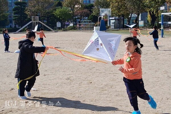 광주교육대학교 부설초등학교 1학년2반 학생들과 전남대학교병원 어린이집 원아들이 함께 정성껏 만든 연을 날리며 즐거운 시간을 보내고 있다.