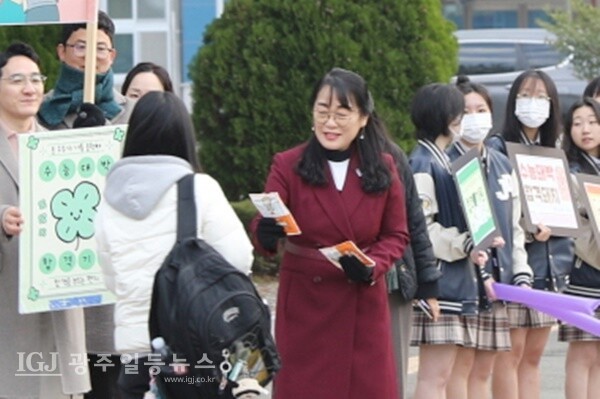 김미  전라남도진도교육지원청교육장은 13일 이른 아침  2026학년도 대학수학능력시험 전라남도교육청 73지구 제11시험장인 진도고등학교 정문 앞에서 수험생들에게 핫팩을 나눠주며 응원을 전했다.