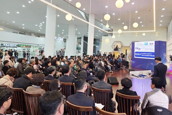 광주광역시는 13일 오후 시청 1층 시민홀에서 시민정책참여단 100여명과 함께 ‘광주온(ON) 만남의 날’ 행사를 열어, 시정 현안을 공유하는 등 직접 소통했다.