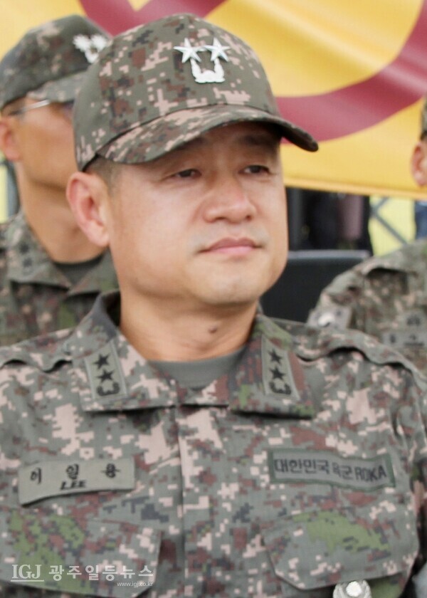 이일용 육군31사단장(소장)이 13일 국방부의 중장 진급 인사에서 별 세 개 계급인 중장으로 진급했다.