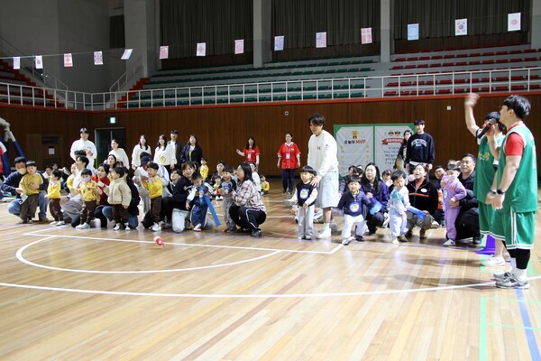공공형 아이캐슬 어린이집(홍팀)·골드클래스 어린이집(청팀), 가족 사랑 한마음 운동회가 가족과 원아, 교사가 함께 어우러진 화기애애한 분위기 속에서 성황리에 열렸다.