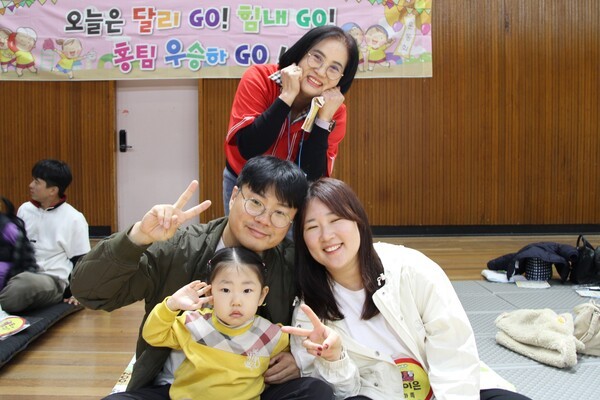 윤미혜 공공형 아이캐슬 어린이집 원장, 송이은 원아와 학부모는 가족 사랑 한마음 운동회에 참석해 "가족과 함께 땀 흘리고 웃으며 뛰는 가운데 서로 더 가까워진 것 같아 행복하다”며 "우리 아이들이 행복하게 자랄 수 있도록 함께 힘과 지혜를 모아 나가자"고 말했다.