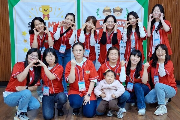 윤미혜 공공형 아이캐슬 어린이집 원장과 교사들은 가족 사랑 한마음 운동회에 참석해 “아이들이 가족과 함께 뛰고 웃으며 행복한 추억을 쌓는 모습을 보니 큰 보람과 감동을 느낀다. 오늘의 소중한 시간이 아이들의 마음에 따뜻한 기억으로 오래 남기를 바란다."며 사랑의 인사를 전했다.