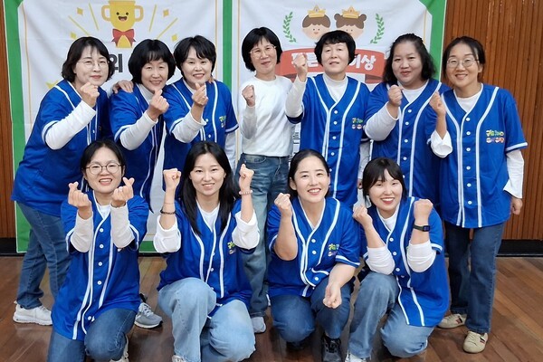 윤보미 골드클래스 어린이집 원장과 교사들은 가족 사랑 한마음 운동회에 참석해 “아이들이 가족과 함께 뛰고 웃으며 행복한 추억을 쌓는 모습을 보니 큰 보람과 감동을 느낀다. 오늘의 소중한 시간이 아이들의 마음에 따뜻한 기억으로 오래 남기를 바란다."며 사랑의 인사를 전했다.