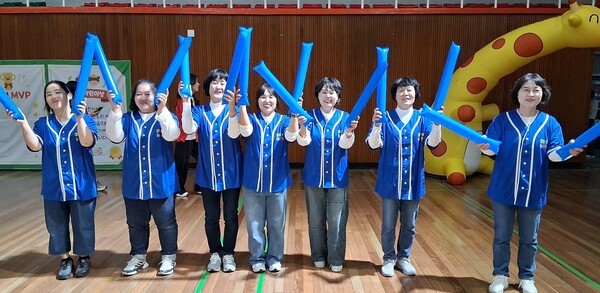 공공형 아이캐슬 어린이집(홍팀)·골드클래스 어린이집(청팀), 가족 사랑 한마음 운동회에 참석한 교사들은 응원봉을 들고 힘차게 응원전을 펼치고 있다.