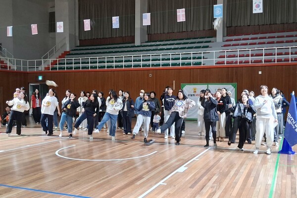 공공형 아이캐슬 어린이집(홍팀)·골드클래스 어린이집(청팀), 가족 사랑 한마음 운동회가 가족과 원아, 교사가 함께 어우러진 화기애애한 분위기 속에서 성황리에 열렸다.