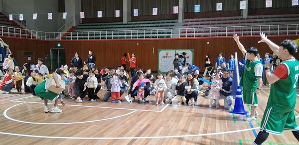 공공형 아이캐슬 어린이집(홍팀)·골드클래스 어린이집(청팀), 가족 사랑 한마음 운동회가 가족과 원아, 교사가 함께 어우러진 화기애애한 분위기 속에서 성황리에 열렸다.