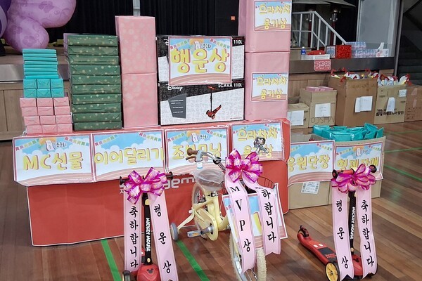 공공형 아이캐슬 어린이집(홍팀)·골드클래스 어린이집(청팀), 가족 사랑 한마음 운동회가 가족과 원아, 교사가 함께 어우러진 화기애애한 분위기 속에서 성황리에 열렸다.