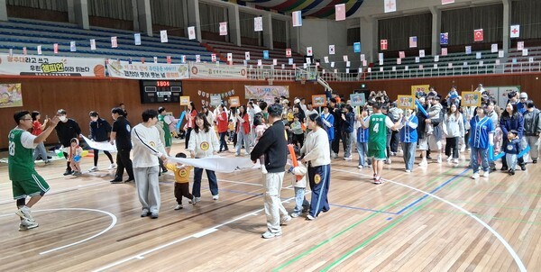 공공형 아이캐슬 어린이집(홍팀)·골드클래스 어린이집(청팀), 가족 사랑 한마음 운동회 입장식을 하고 있다.