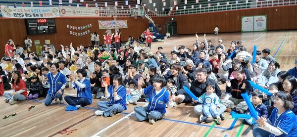 공공형 아이캐슬 어린이집(홍팀)·골드클래스 어린이집(청팀), 가족 사랑 한마음 운동회에 참석한 학부모와 원아, 교사들은 큰 박수로 운동회 개최를 축하했다.