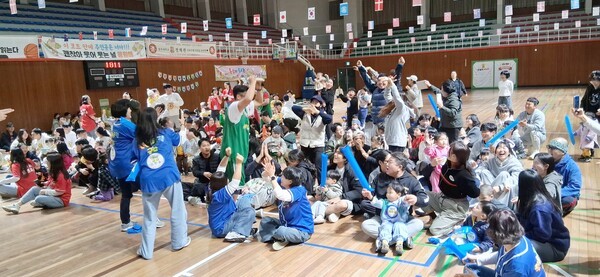 공공형 아이캐슬 어린이집(홍팀)·골드클래스 어린이집(청팀), 가족 사랑 한마음 운동회가 가족과 원아, 교사가 함께 어우러진 화기애애한 분위기 속에서 성황리에 열렸다.