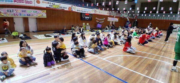 가족 사랑 한마음 운동회에 참석한 원아와 학부모들은 윤미혜 공공형 아이캐슬 어린이집 원장의 인사말을 꼼꼼히 청취하고 있다.
