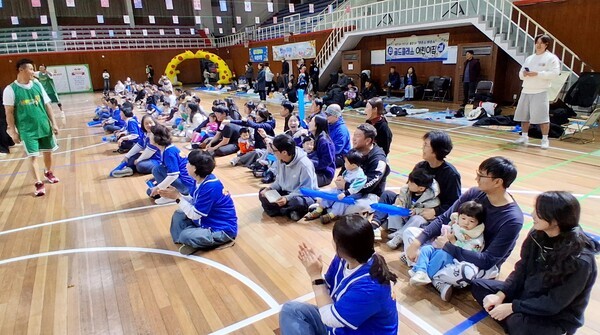 공공형 아이캐슬 어린이집(홍팀)·골드클래스 어린이집(청팀), 가족 사랑 한마음 운동회가 가족과 원아, 교사가 함께 어우러진 화기애애한 분위기 속에서 성황리에 열렸다.