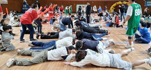 공공형 아이캐슬 어린이집(홍팀)·골드클래스 어린이집(청팀), 가족 사랑 한마음 운동회가 가족과 원아, 교사가 함께 어우러진 화기애애한 분위기 속에서 성황리에 열렸다.