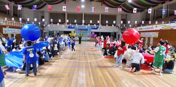 공공형 아이캐슬 어린이집(홍팀)·골드클래스 어린이집(청팀), 가족 사랑 한마음 운동회가 가족과 원아, 교사가 함께 어우러진 화기애애한 분위기 속에서 성황리에 열렸다.