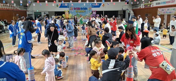 공공형 아이캐슬 어린이집(홍팀)·골드클래스 어린이집(청팀), 가족 사랑 한마음 운동회가 가족과 원아, 교사가 함께 어우러진 화기애애한 분위기 속에서 성황리에 열렸다.