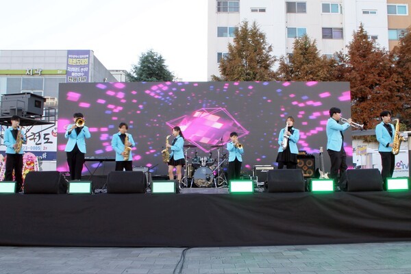 코리아주니어빅밴드는 제13회 G-POP 페스티벌에 참석해 멋진 공연을 펼치고 있다.