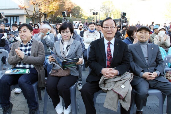 유방희 (사)한국연예예술인협회 광주광역시연합회장, 광주시청 공연팀장, 북구청 국장은 제13회 G-POP 페스티벌에 참여한 가수들의 열띤 경합을 꼼꼼히 청취하며 격려를 전했다.