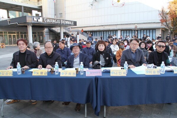 제13회 G-POP 페스티벌 심사위원들이  참가자들의  공연을 꼼꼼히 심사하고 있다.