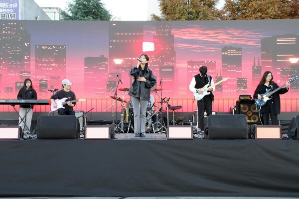 제13회 G-POP 페스티벌에 참여한 출연진들은 평소에 갈고 닦은 멋진 공연을 펼치고 있다.