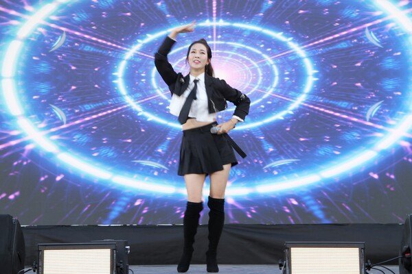 행숙이 트롯가수는  제13회 G-POP 페스티벌에서 멋진 공연을 펼쳐 참석자들의 큰 인기와 박수를 독차지했다.