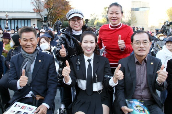 서용규 광주시의회부의장, 행숙이 트롯가수와 광주시민들은 제13회 G-POP 페스티벌에 참석해 경연자들을 격려했다.