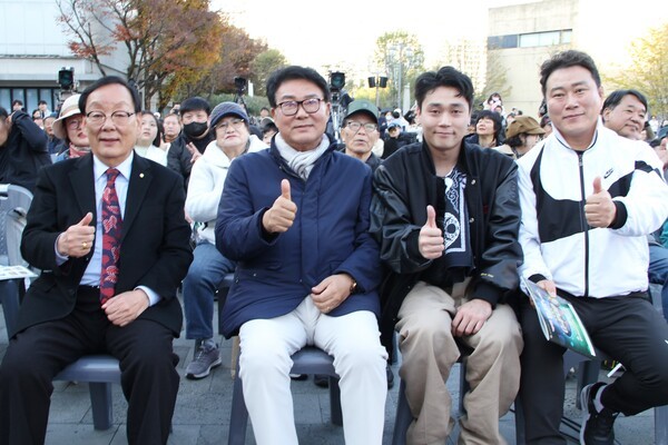 유방희 (사)한국연예예술인협회 광주광역시연합회장, 박재홍 영무건설 회장은  제13회 G-POP 페스티벌에 참석해 경연자들을 격려했다.