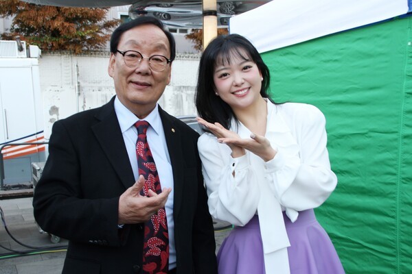 유방희 (사)한국연예예술인협회 광주광역시연합회장, 요요미 초대가수는 제13회 G-POP 페스티벌에 참석해 새로운 뮤지션들을 응원했다.