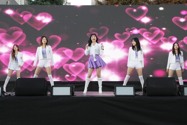 요요미 초청가수는 제13회 G-POP 페스티벌에서 멋진 공연을 펼쳐 참석자들의 큰 인기와 박수를 독차지했다.