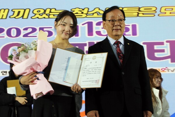 유방희 (사)한국연예예술인협회 광주광역시연합회장은 제13회 G-POP 페스티벌에서 은상을 수상한 이나빈씨에게 상장과 상금을 전달한 후 축하의 기념촬영을 하고 있다.