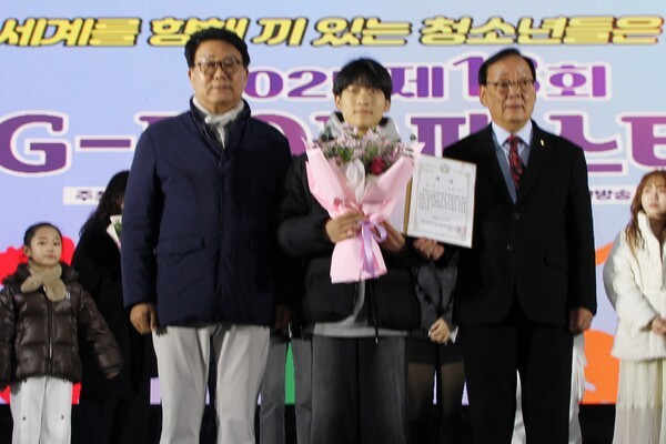 유방희 (사)한국연예예술인협회 광주광역시연합회장, 박재홍 영무건설 회장은 제13회 G-POP 페스티벌에서 대상을 수상한 이서진씨에게 상장과 상금을 전달한 후 축하의 기념촬영을 하고 있다.