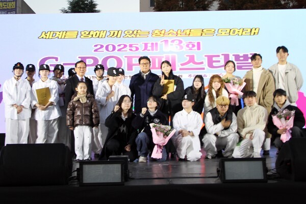 유방희 (사)한국연예예술인협회 광주광역시연합회장, 박재홍 영무건설 회장과 출연진들은 시상식을 마치고 기념촬영을 하고 있다.