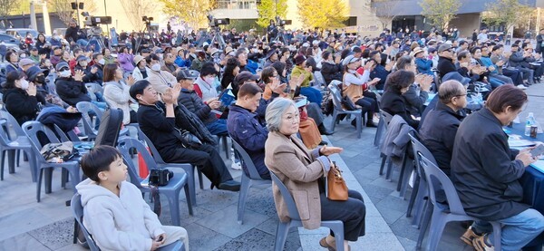  제13회 G-POP 페스티벌 경연을 꼼꼼히 관람하고 있는 광주광역시민과 관광객들