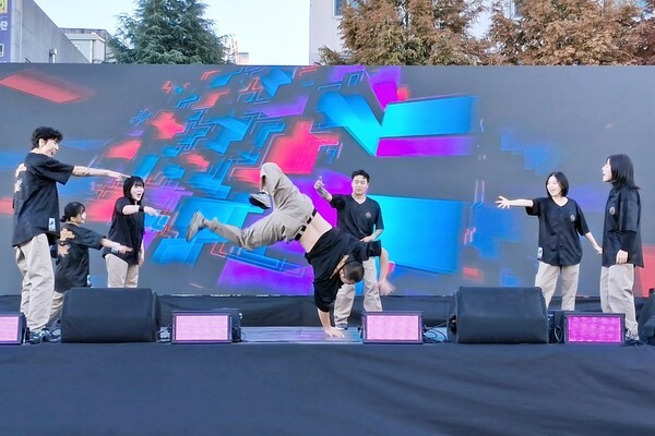 제13회 G-POP 페스티벌에 참여한 출연진들은 평소에 갈고 닦은 멋진 공연을 펼치고 있다.