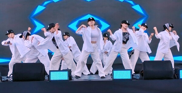 제13회 G-POP 페스티벌에 참여한 출연진들은 평소에 갈고 닦은 멋진 공연을 펼치고 있다.