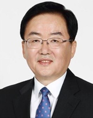 문인 북구청장은 제13회 G-POP 페스티벌 개최를 축하하며 “광주는 예로부터 예술과 문화의 혼이 살아 숨 쉬는 도시이다. 오늘 이 자리는 그 전통을 이어받아 지역 신진 예술인과 뮤지션 들이 자신의 재능을 마음껏 펼치고, K-팝과 한류의 새로운 흐름을 이끌어갈 발판을 마련하는 뜻깊은 무대라고 하겠다. 'G-팝 페스티벌'은 세대를 아우르고, 지역과 세계를 잇는 문화의 장으로 성장하고 있다. 음악을 통해 하나가 되고, 예술을 통해 희망을 나누는 이 자리가 광주의 문화적 자긍심으로 오래도록 기억되길 바란다. 앞으로 우리 북구는 예술인들의 창작활동을 적극 지원하고, 지역의 문화 역량을 높여 시민 모두가 예술을 가까이에서 향유 하는 문화북구로 발전해 나가겠다.”고 말했다.