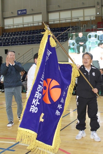 강기정 광주광역시장은 제37회 광주광역시민체육대회에서 광주광역시 깃발을 힘차게 흔들며, 5개구 생활체육동호회인들을 격려했다.